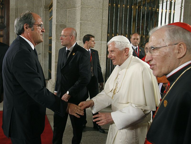 El ministro de Educación, Ángel Gabilondo, recibe al papa Benedicto XVI a su llegada a San Lorenzo de  El Escorial