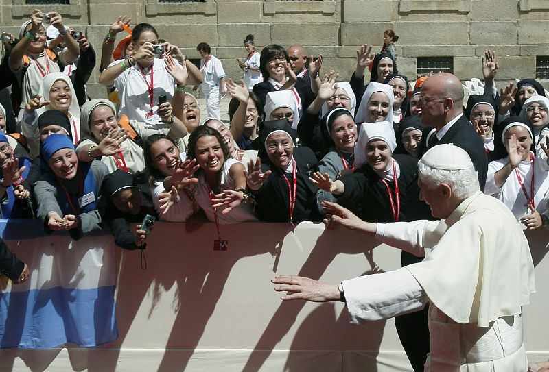 Jóvenes religiosas saludan a el papa Benedicto XVI