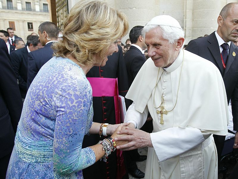 La presidenta de la Comunidad de Madrid, Esperanza Aguirre, da la bienvenida a Benedicto XVI