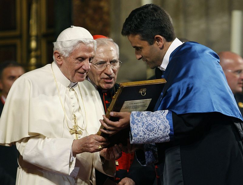 El papa Benedicto XVI recibe un regalo durante el encuentro que ha mantenido con representantes del mundo académico
