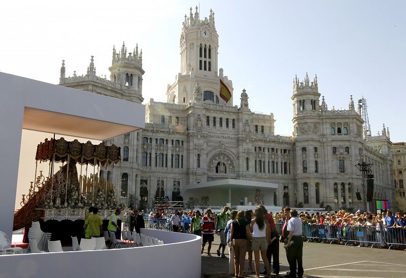 Vista general de la plaza de Cibeles a la espera del "via crucis" que tendrá lugar hoy viernes por la tarde