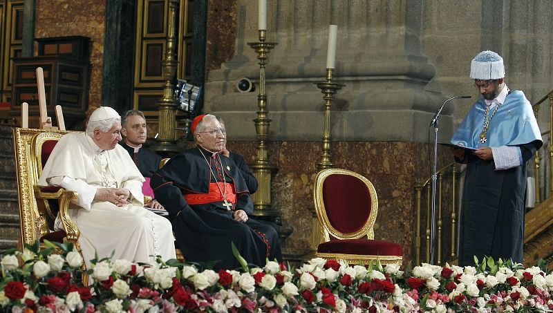 El vicerrector de la Universidad católica San Pablo CEU dirige unas palabras a Benedicto XVI