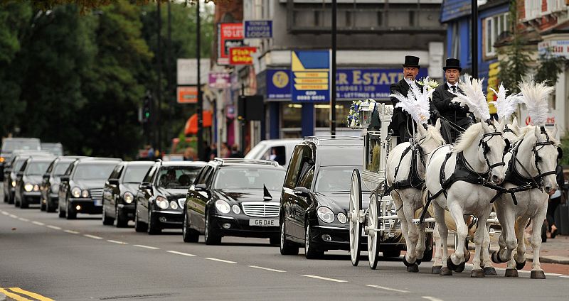 Numerosos coches forman el cortejo fúnebre