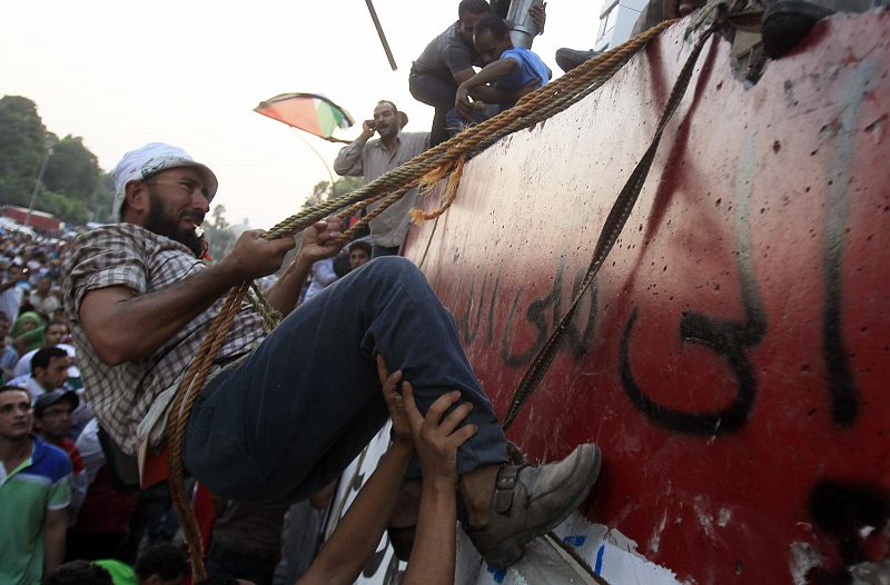 DERRIBO DEL MURO CONSTRUIDO POR LA EMBAJADA ISRAELÍ EN EL CAIRO