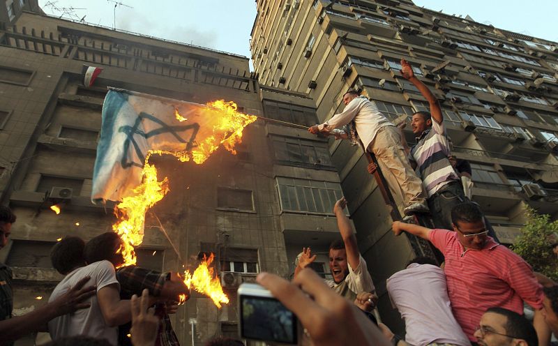 DERRIBO DEL MURO CONSTRUIDO POR LA EMBAJADA ISRAELÍ EN EL CAIRO