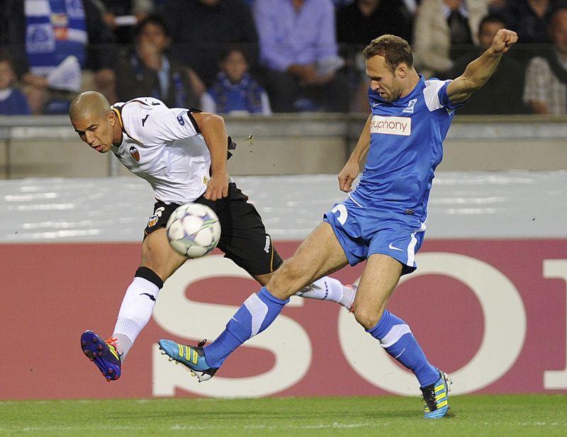 Feghouli del Valencia y Buffel del Genk disputan un balón en el debut del equipo ché esta temporada en la Champions