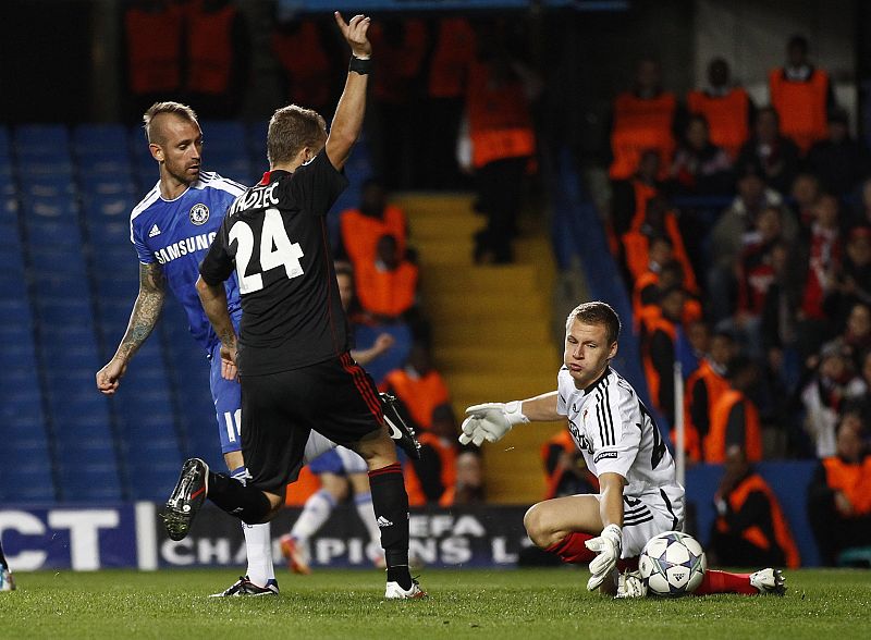 Raúl Meireles adelanta al Chelsea en el marcador en su duelo frente al Bayer Leverkusen