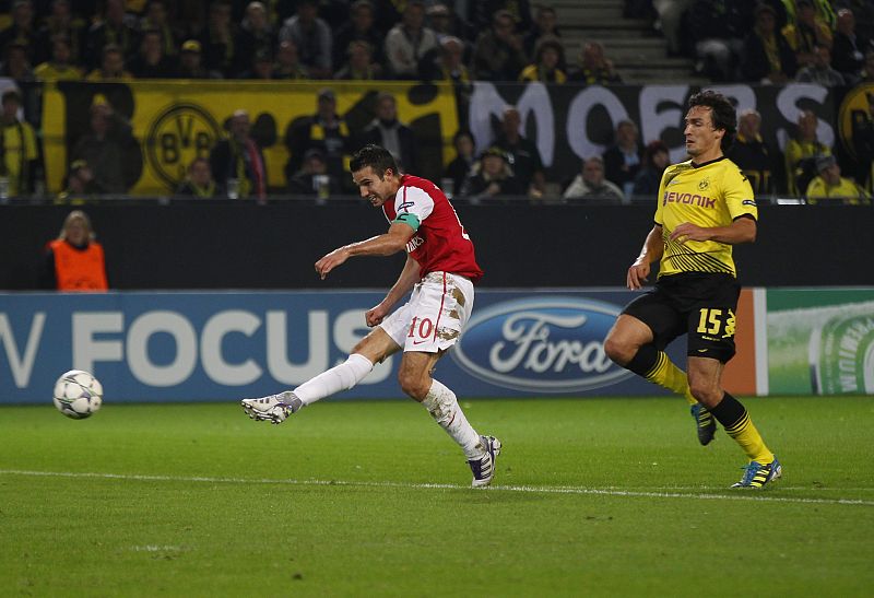 Van Persie anota, libre de marca, un gol para el Arsenal en su enfrentamiento con el B. Dortmund