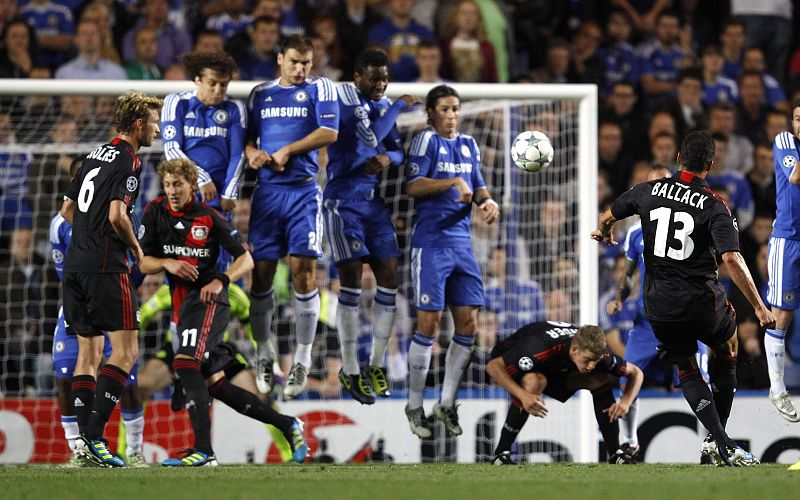 Ballack lanza una falta ante su exequipo, el Chelsea, con la camiseta del Bayer Leverkusen