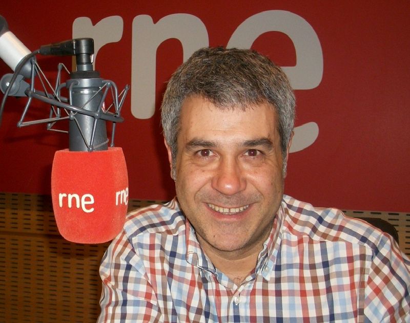 La voz de Teo Sánchez es familiar para los seguidores de RNE, ya que está ligado a la emisora desde hace 21 años. Conduce actualmente en Radio 3 el espacio de flamenco 'Duendeando' y elabora microespacios sobre alimentación para Radio 5.