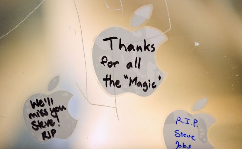 "Te echaremos de menos" o "Gracias por toda la magia" son algunos de los mensajes que los devotos de Apple han dejado escritos en una manzana de papel que imita la firma de la compañía