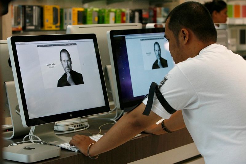 Un trabajador de la Apple Store de Manila, Filipinas, luce un brazalete negro en señal de duelo por la muerte de Steve Jobs