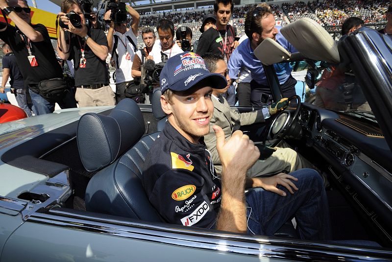 Sebastian Vettel saluda a su llegada a Suzuka
