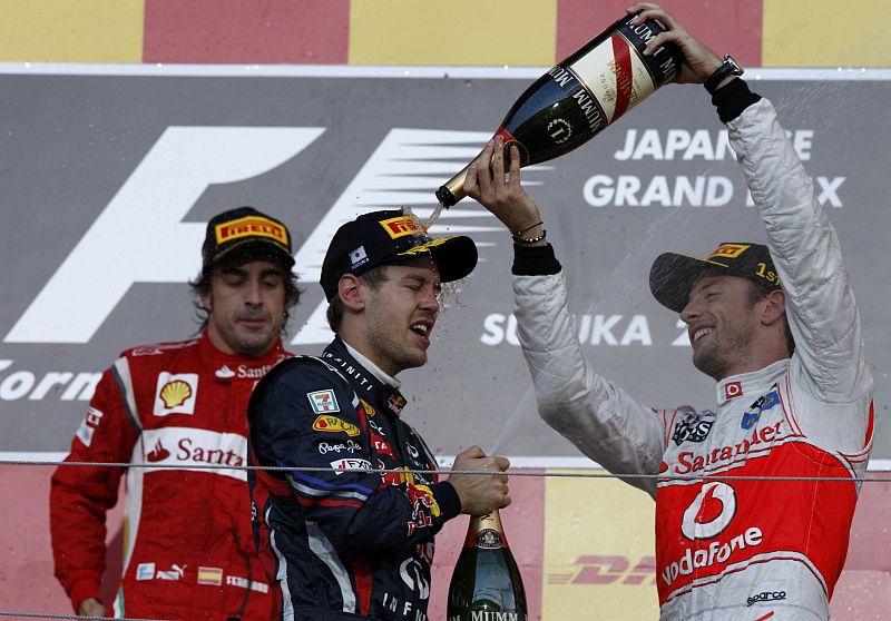 El podio del GP de Japón con Fernando Alonso, segundo, Vettel, tercero y campeón del mundo, y Button, vencedor de la carrera