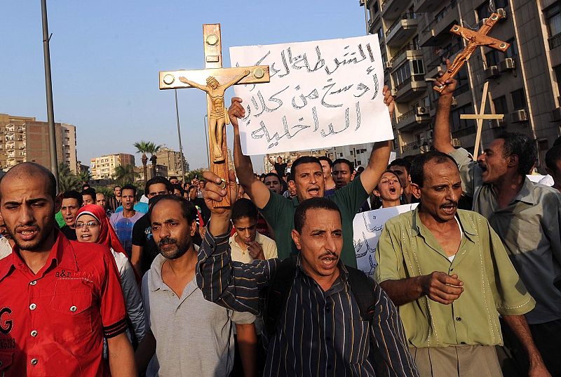 Centenares de personas corean lemas cerca de la catedral de Abbasiya en la capital egipcia.