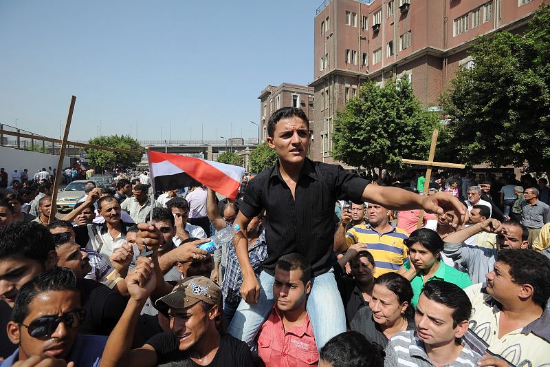 Centenares de coptos han gritado lemas contra el Consejo Supremo de las Fuerzas Armadas y su jefe, el mariscal Husein Tantaui.