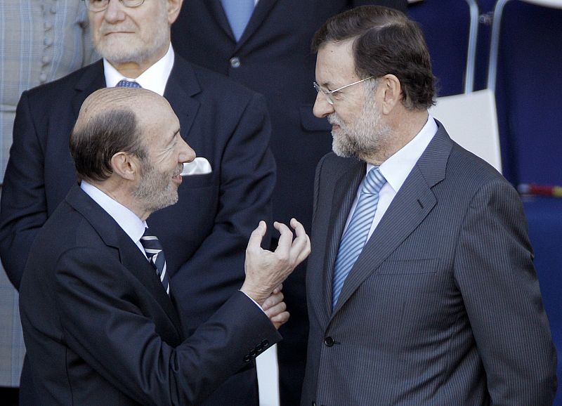Rubalcaba y Rajoy charlan antes de comenzar el desfile militar