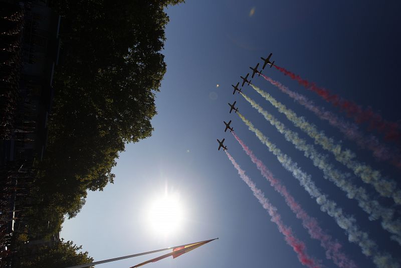 Un escuadrón de aviones sobrevuela el cielo de Madrid durante el desfile