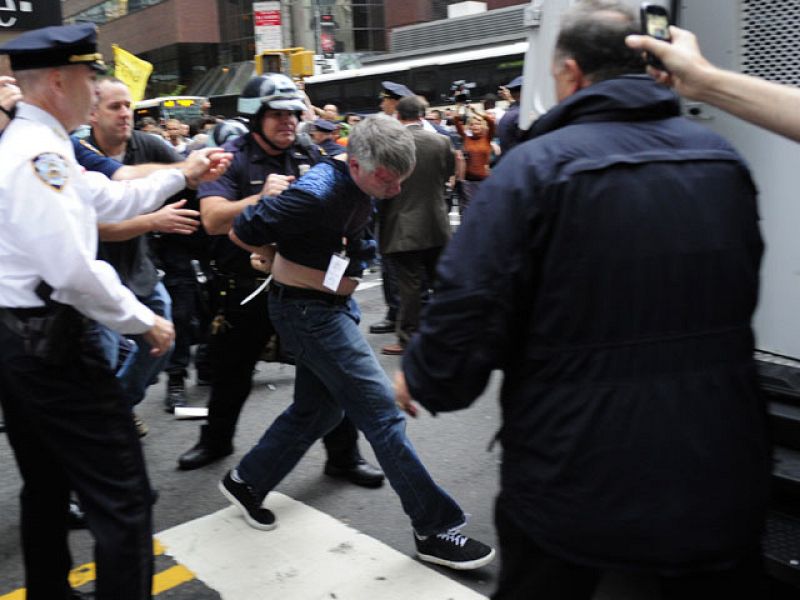 La policía se lleva a otro de los participantes en la protesta entre gritos de los presentes