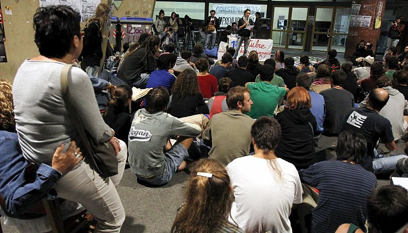 ESTUDIANTES E 'INDIGNADOS' OCUPAN UNA FACULTAD Y VARIOS HOSPITALES BARCELONA