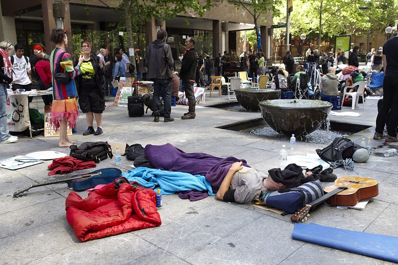 200 "INDIGNADOS" ACAMPAN EN MARTIN PLACE