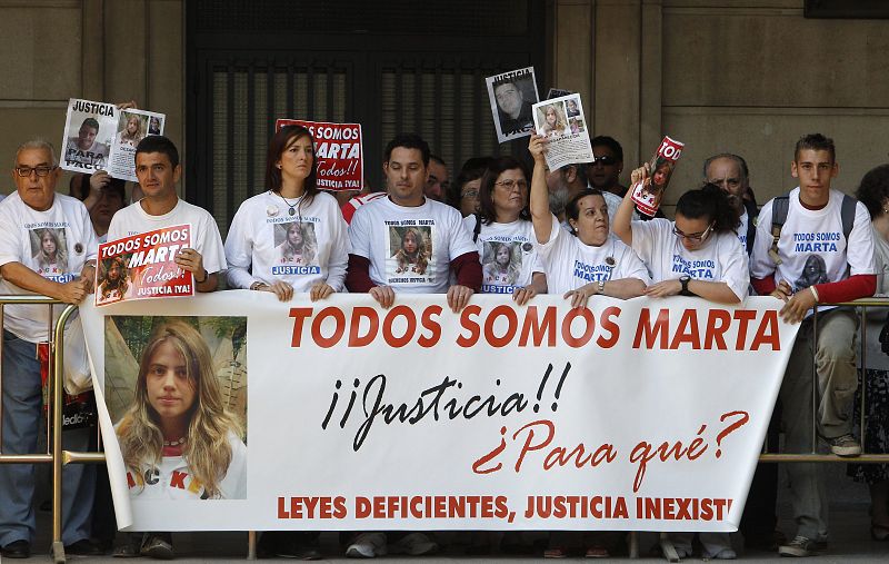 Miembros de la plataforma "Marta del Castillo" con una pancarta esta mañana en la Audiencia Provincial de Sevilla.