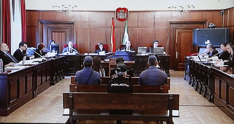 Imagen tomada de un monitor de televisión de la sala de prensa. Sala de la Audiencia Provincial de Sevilla donde arranca el juicio de Marta del Castillo.