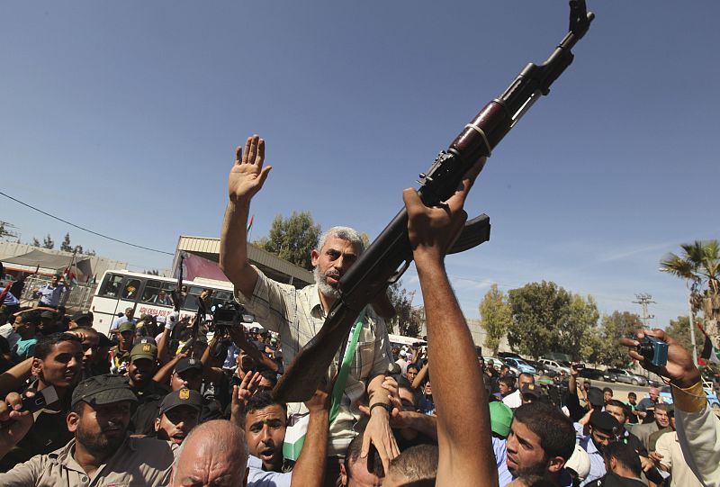 El líder de Hamás Yehya Al-Senwar, liberado en el canje por Gilad Shalit, llega a Gaza