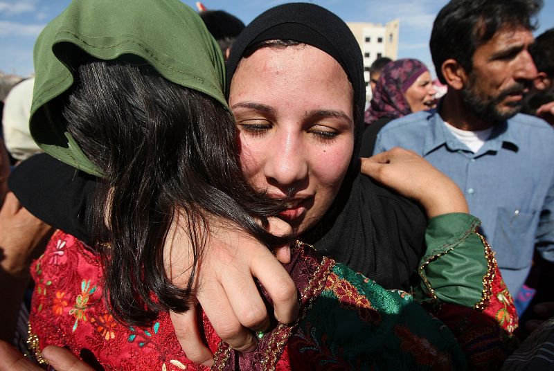 Una de las mujeres liberadas es recibida por una multitud en la sede de la AP en Ramalah