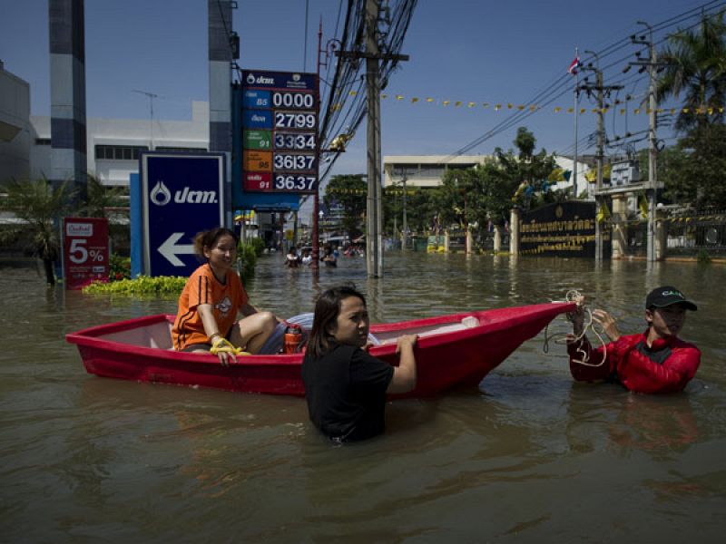 Un muro cedió al agua e inundó Bang Bua Thong, a las afueras de Bangkok