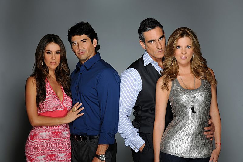 Catherine Siachoque (Ignacia), Gabriel Porras (Gonzalo), Miguel Varoni (Javier) y Maritza Rodríguez (Pilar). La casa de al lado