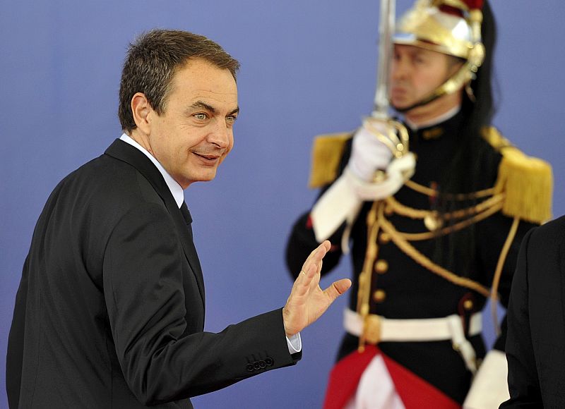 El presidente José Luis Rodríguez Zapatero llega a la reunión previa a la cumbre del G-20 en Cannes