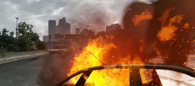 Un coche arde en llamas después de haber colisionado con otro vehículo