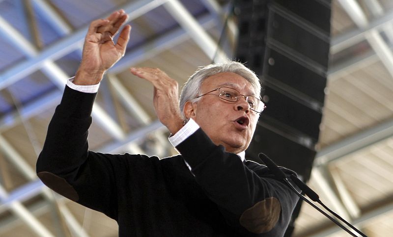 Felipe González, durante su intervención en el mitin de Sevilla, en el que ha recordado que él nunca llamó Movimiento de Liberación Vasco a ETA