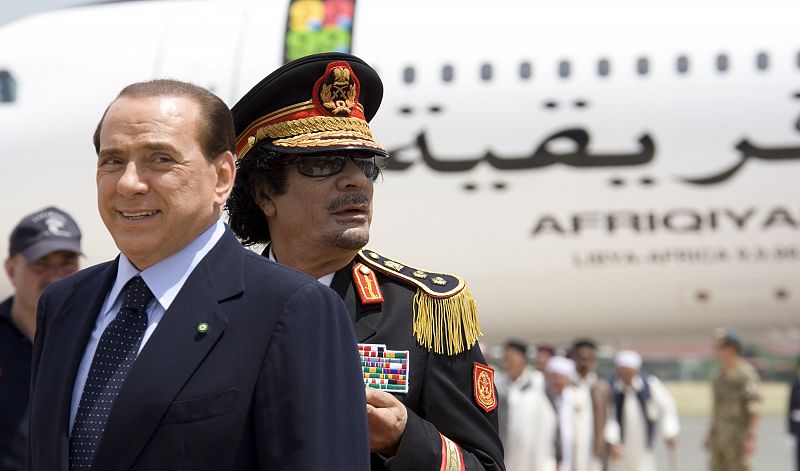 Foto de archivo de Berlusconi con el ya fallecido Gadafi, con quien no ha ocultado su amistad