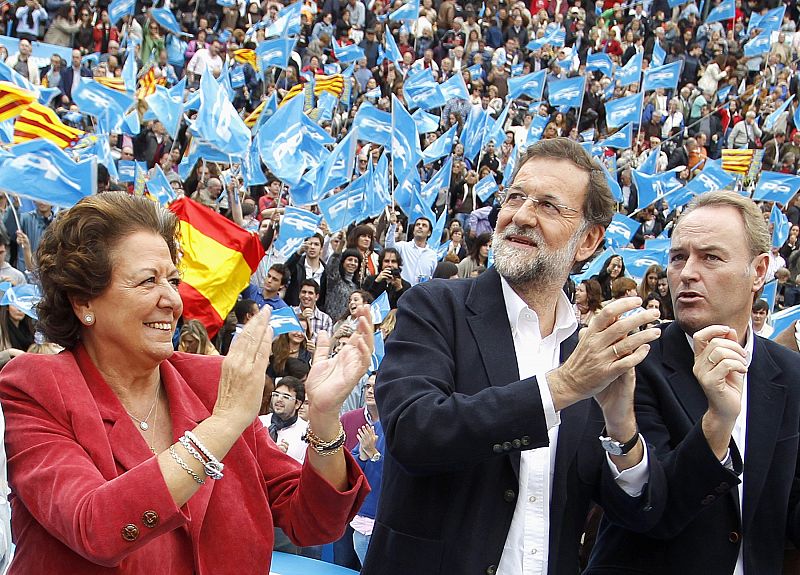 El único que ha mencionado a Camps en el mitin del PP en Valencia ha sido Alberto Fabra, a la derecha, junto a Rajoy y Rita Barberá.