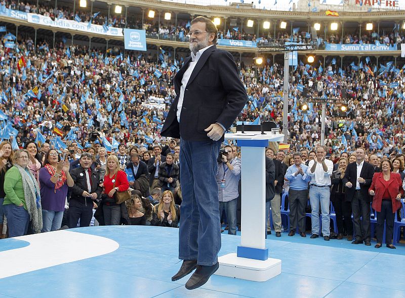 Rajoy salta sobre el escenario de la plaza de toros de Valencia ante la insistencia del público