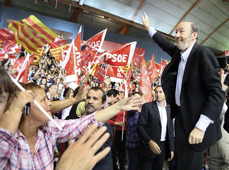 El candidato del PSOE para las elecciones generales del 20N, Alfredo Pérez Rubalcaba, saluda a su llegada al Palacio de los Deportes de Zaragoza.