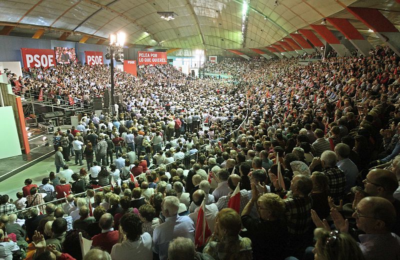 Una vista del interior del Palacio de los Deportes de Zaragoza durante el mitin del PSOE