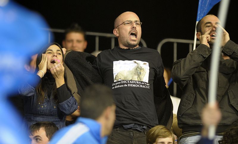 Un grupo de 'indignados' interrumpe el mitin de Rajoy en Vigo con camisetas en las que se puede leer: "La peor dictadura es la que se disfraza de democracia"