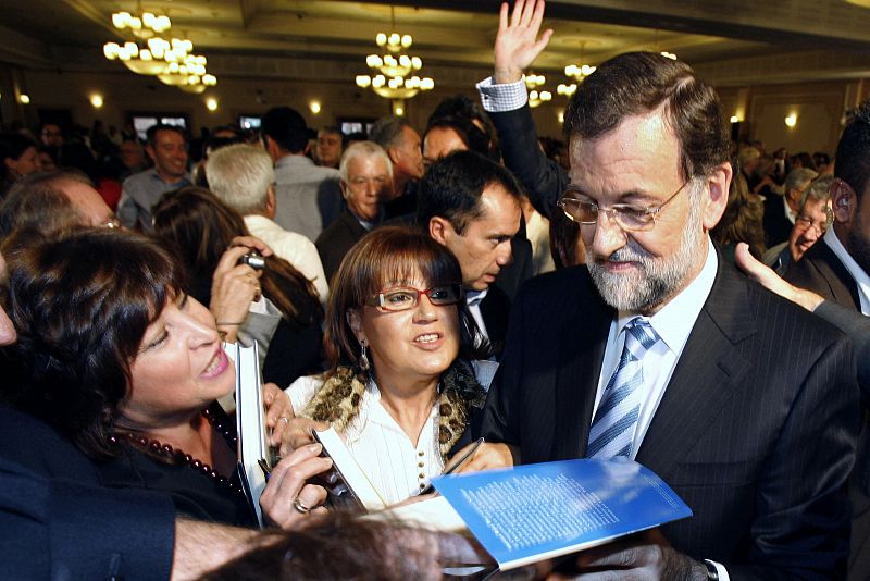 Mariano Rajoy firma en Murcia ejemplares de sus memorias