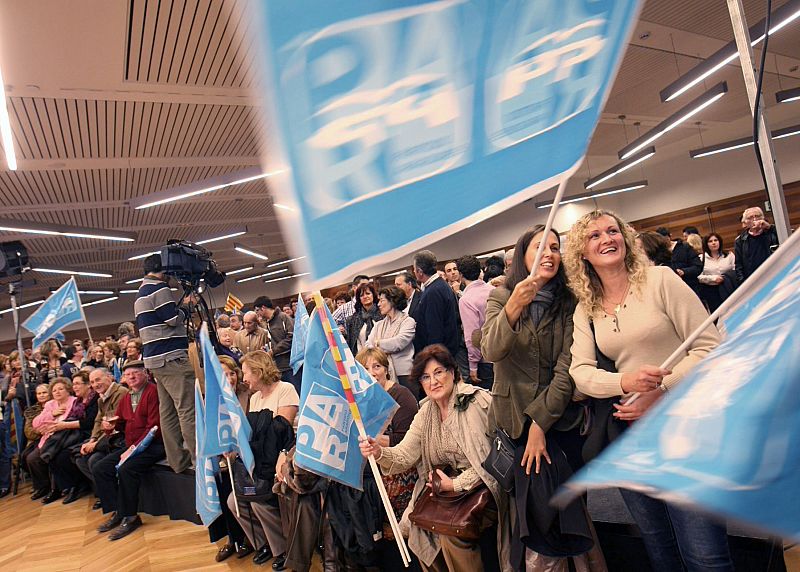 Militantes del Partido Popular muestran su alegría en el hotel zaragozano en el que se han reunido los populares para seguir los resultados de las elecciones generales.