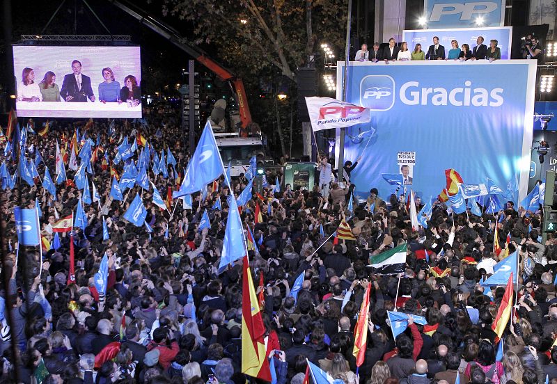 El candidato del Partido Popular a la presidencia del Gobierno, Mariano Rajoy , junto a los líderes populares, ante los miles de simpatizantes tras haber ganado las elecciones generales.