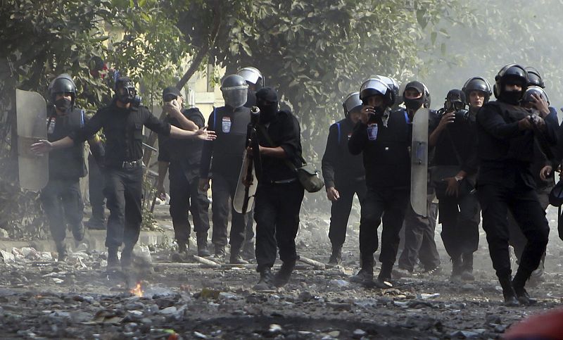 Varios policías hacen frente a los manifestantes