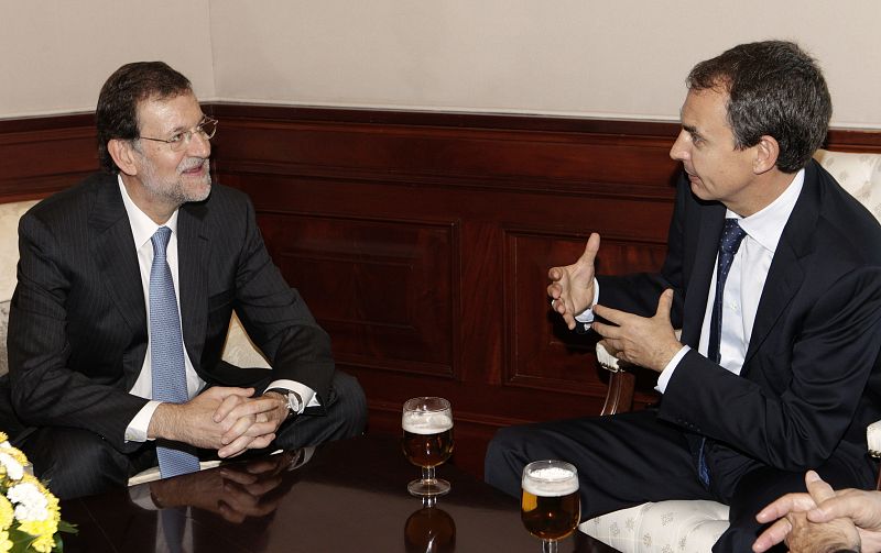 Zapatero y Rajoy charlan antes del almuerzo con motivo del Día de la Constitución