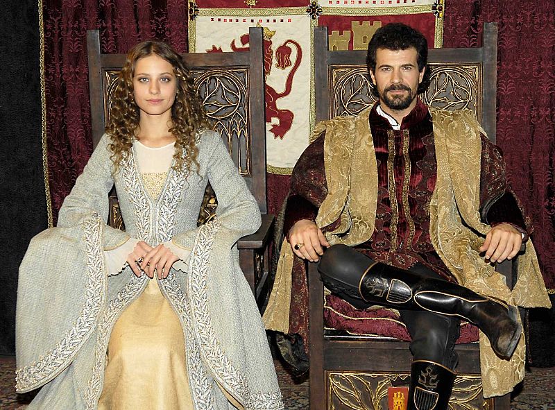 Michelle Jenner y Rodolfo Sancho son matrimonio en 'Isabel', ella, Isabel de Castilla. Él, Fernando de Aragón.