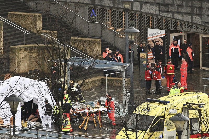 Los servicios de emergencias rescatan a los heridos en la plaza del centro de Lieja