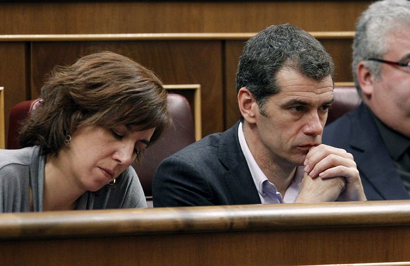 Los diputados de Unión, Progreso y Democracia (UPyD) Irene Lozano y Toni Cantó, escuchan el discurso de investidura del presidente del Partido Popular.