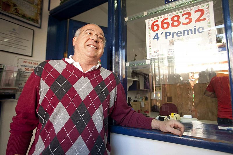 Miguel González de Chaves, encargado de la Administración de La Guancha, que vendió 1.700 décimos del número 66.832, premiado con el cuarto premio del Sorteo Extraordinario de Navidad.