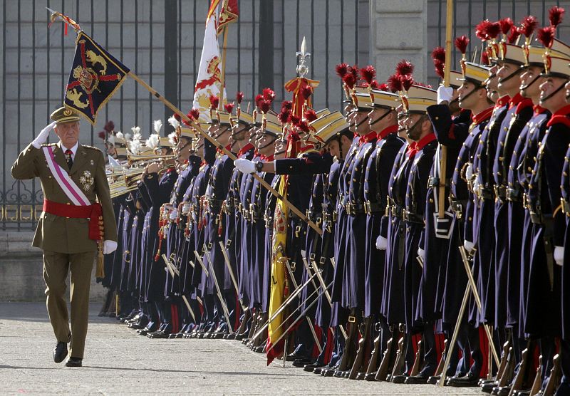 El rey Juan Carlos pasa revista a las tropas en la Plaza de la Armería del Palacio Real, al inicio de los actos de la Pascua Militar.